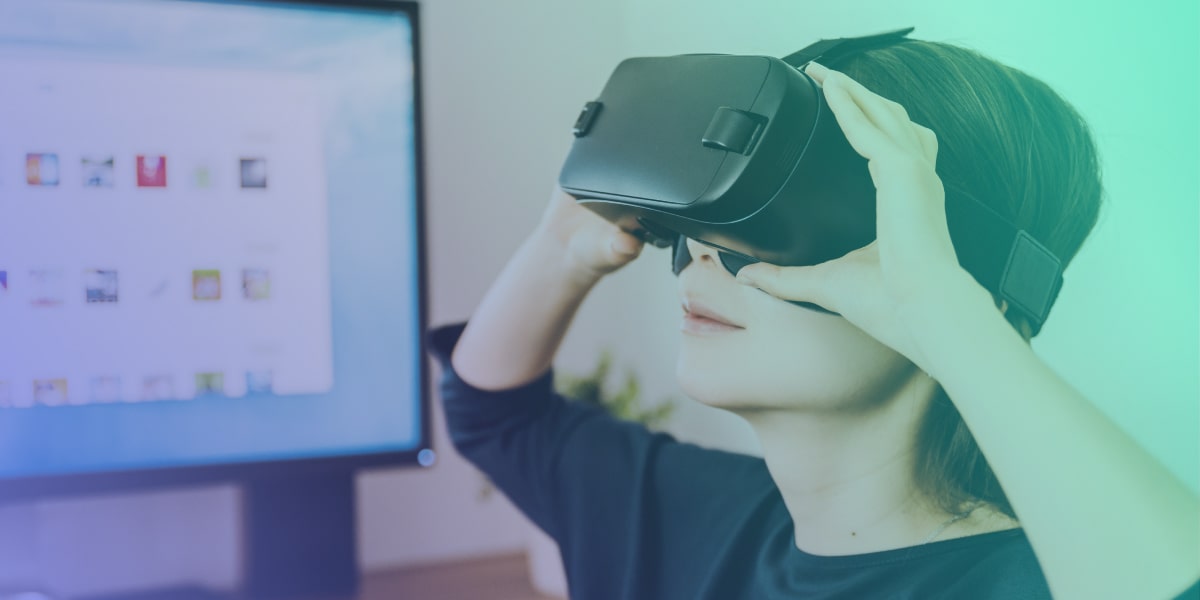 Creating VR Experiences: Challenges and Options for Designers
